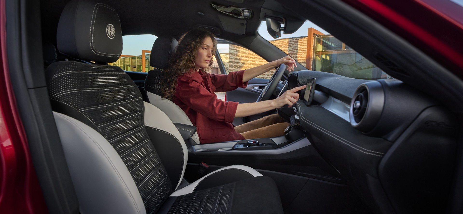 Woman driving Alfa Romeo Tonale Hybrid – Alfa Romeo